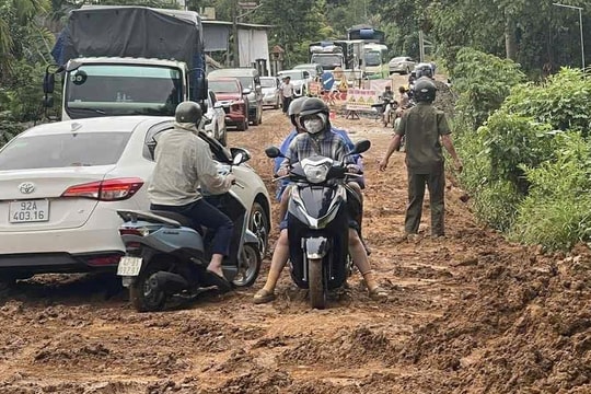 Dự án Liên kết vùng miền Trung Quốc lộ 40B đầy sình lầy, người dân chỉ biết lắc đầu ngao ngán