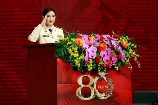 Nữ thượng úy đại diện tuổi trẻ phát biểu tại Lễ kỷ niệm 80 năm Ngày truyền thống Công an Nhân dân