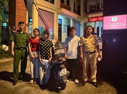 Công an lập hồ sơ xử lý nhóm học sinh kẹp 3, không đội mũ bảo hiểm
