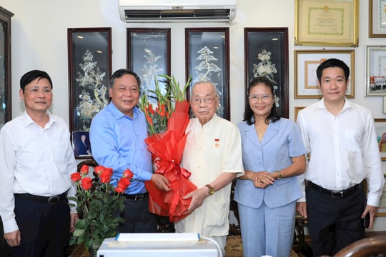 Đồng chí Nguyễn Văn Phong thăm, chúc mừng Công an TP Hà Nội và cán bộ lão thành cách mạng