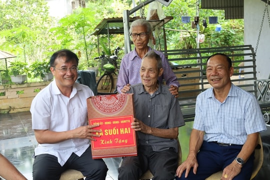 Suối Hai thăm, tặng quà hội viên cựu Công an nhân dân có hoàn cảnh khó khăn