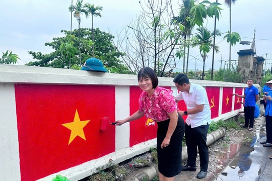 Tô thắm quê hương Hồng Vân bằng màu đỏ quốc kỳ