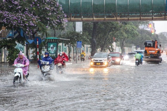 Cảnh báo mưa kèm lốc sét tại nội thành Hà Nội