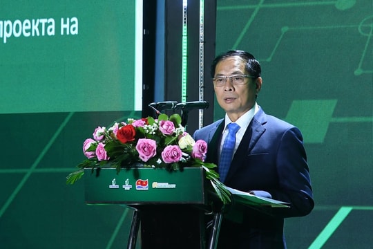 Vietsovpetro đón dòng dầu đầu tiên mỏ Kình Ngư Trắng - Kình Ngư Trắng Nam Minh chứng sống động cho bản lĩnh, năng lực và tinh thần bền bỉ