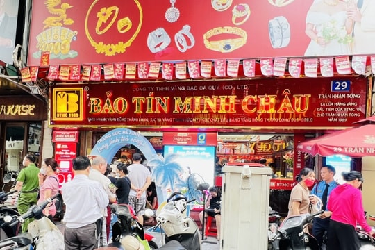 Giá vàng lại lập đỉnh, người dân xếp hàng chờ mua vàng nhẫn