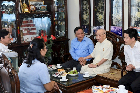 Lãnh đạo Thành ủy Hà Nội thăm, chúc mừng Công an Thành phố và cán bộ lão thành cách mạng