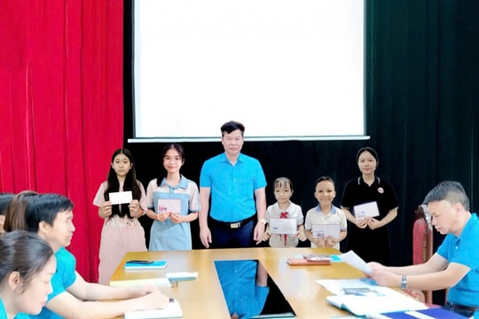 Trao học bổng cho con công nhân lao động vượt khó học giỏi