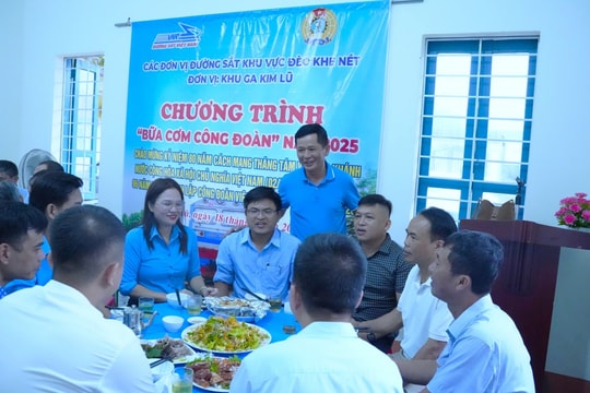 Gần gũi, thân tình “Bữa cơm Công đoàn” đường sắt khu vực đèo Khe Nét