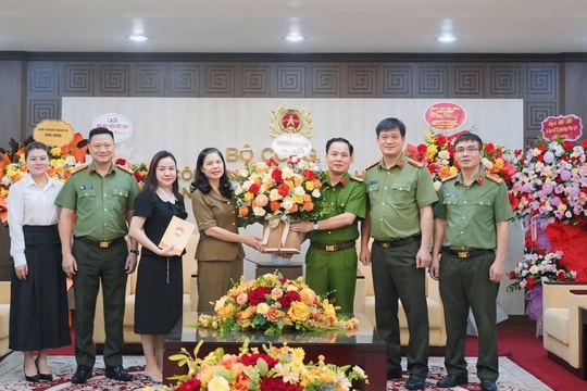 Lãnh đạo Ủy ban MTTQ Việt Nam Thành phố thăm, chúc mừng Công an thành phố Hà Nội