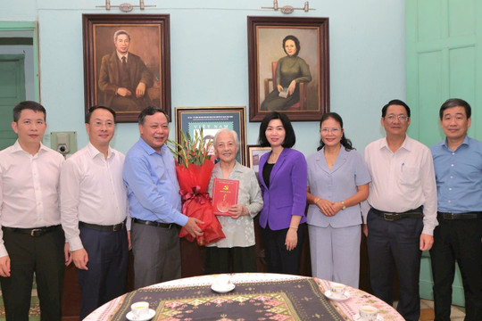 Phó Bí thư Thường trực Thành ủy Hà Nội Nguyễn Văn Phong thăm cán bộ lão thành cách mạng