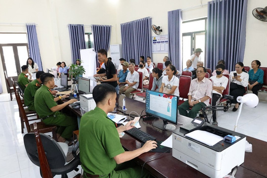Xã Mê Linh: Phấn đấu hết ngày 20/8/2025 hoàn thành cấp đổi thẻ đảng viên