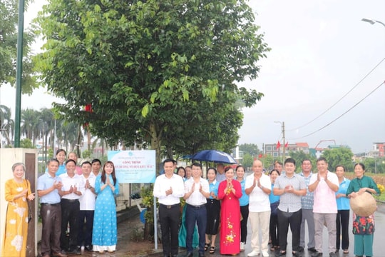 Xã Thuận An gắn biển công trình “Tuyến đường nở hoa kiểu mẫu”