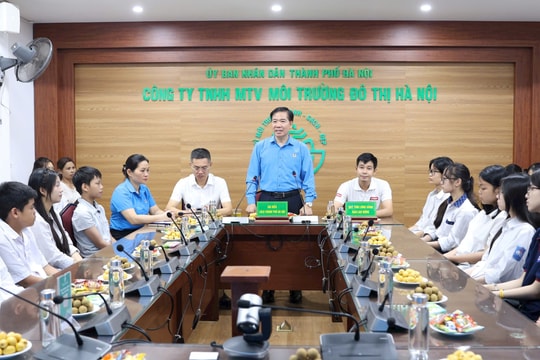 Trao 25 suất học bổng cho con em công nhân vệ sinh môi trường