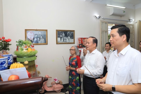 Chủ tịch HĐND TP Hà Nội Nguyễn Ngọc Tuấn thăm gia đình đồng chí Nguyễn Khang