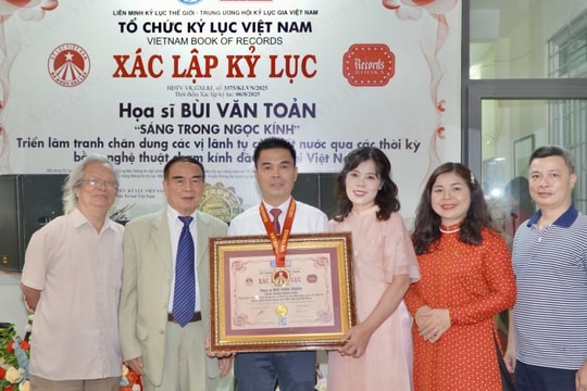 Họa sĩ Bùi Quốc Toản được trao kỷ lục với nghệ thuật chạm kính
