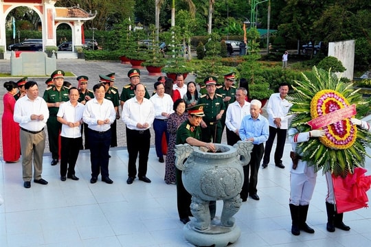 Tỉnh Cà Mau Bộ trưởng Bộ Quốc phòng cùng đoàn công tác dâng hương tại Khu tưởng niệm Chủ tịch Hồ Chí Minh