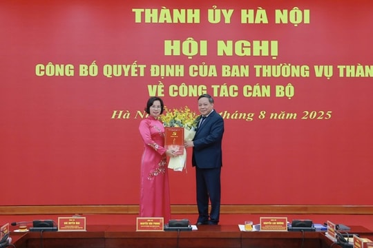 Trao quyết định công tác cán bộ tại Ủy ban MTTQ TP Hà Nội