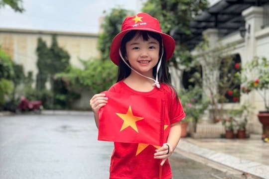 Hồn nhiên tuổi thơ trong sắc cờ đỏ
