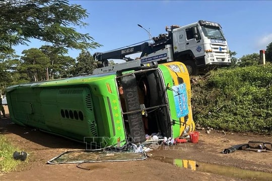 Lật xe khách trên đường Hồ Chí Minh, nhiều người bị thương