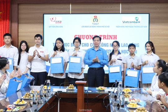 LĐLĐ thành phố Hà Nội phối hợp trao học bổng cho con công nhân lao động
