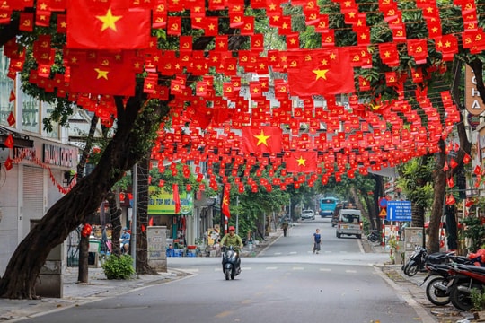 Hà Nội rực rỡ cờ hoa, phố xanh - sạch - đẹp chào mừng Quốc khánh 2/9