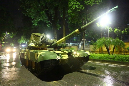 Hàng trăm phương tiện diễu binh, diễu hành cơ động trong đêm mưa chuẩn bị cho Quốc khánh