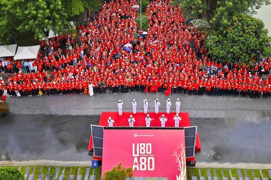 1.360 người cao tuổi U80 hát Quốc ca hưởng ứng A80
