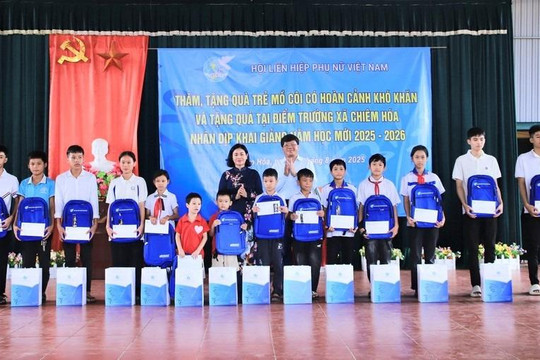 Hội LHPN Việt Nam về nguồn tại Tuyên Quang, tặng quà trẻ em có hoàn cảnh khó khăn