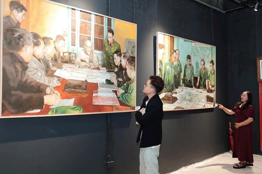 Thưởng lãm tác phẩm mỹ thuật “Những ngày tháng lịch sử” tại Bảo tàng Lịch sử Quân sự Việt Nam