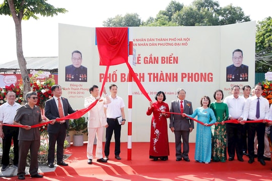 Bí thư Thành ủy Hà Nội và Bộ trưởng Bộ Công an dự lễ gắn biển tên phố Lê Giản và phố Bạch Thành Phong
