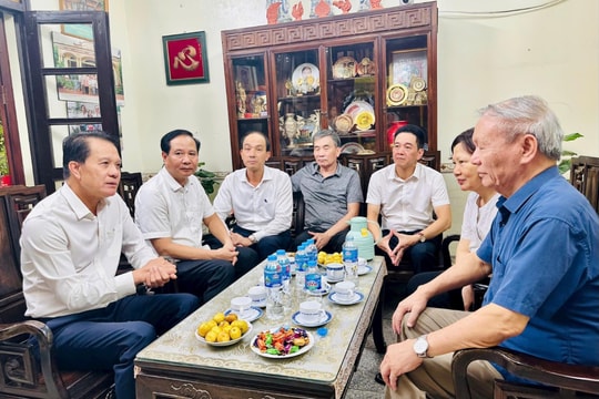 Đồng chí Hoàng Trọng Quyết dâng hương tưởng niệm nguyên Chủ nhiệm Việt Minh thành Hoàng Diệu Vũ Oanh