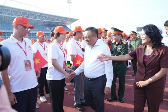Đồng chí Trần Sỹ Thanh động viên khối diễu hành kỷ niệm A80