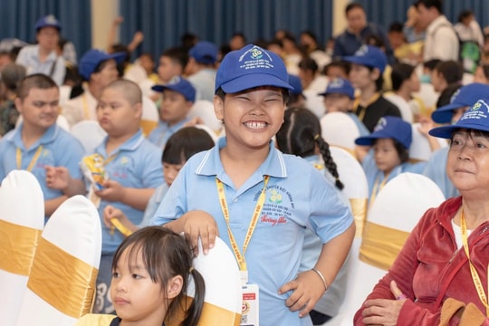 Chương trình Vòng tay yêu thương – Chắp cánh ước mơ, vững bước tới trường: 3.000 nụ cười ở Đầm Sen và niềm vui của những em bé nghèo