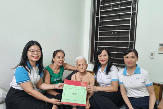 Hà Nội Phụ nữ xã Sóc Sơn tri ân cán bộ lão thành cách mạng