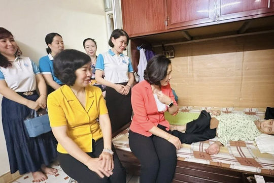 Chủ tịch Hội LHPN Hà Nội thăm, tặng quà Mẹ Việt Nam Anh hùng