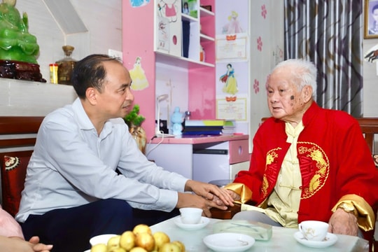 Lãnh đạo phường Tây Hồ thăm, tặng quà người có công nhân dịp 2/9