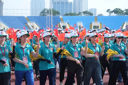 Ngày đầu tiên 13 khối nghệ thuật, quần chúng hợp luyện tham gia lễ diễu binh, diễu hành dịp 2-9