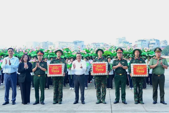 Chủ tịch UBND thành phố Hà Nội Trần Sỹ Thanh thăm, động viên khối tham gia diễu binh, diễu hành A80