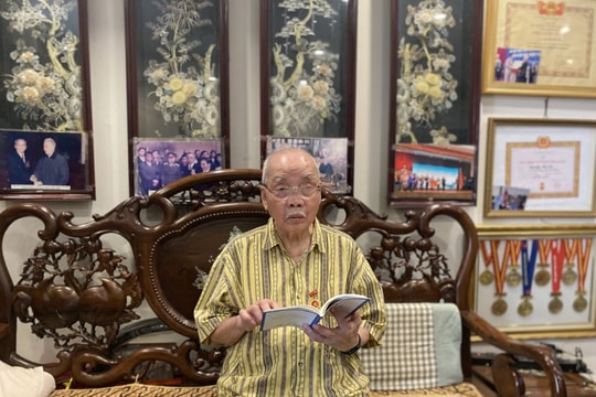 Người kể chuyện mùa thu lịch sử