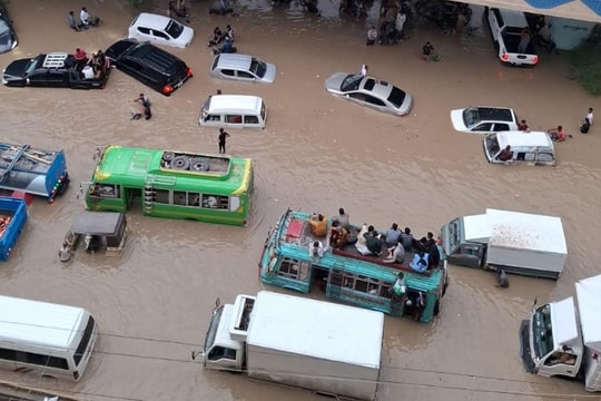 Thành phố lớn nhất Pakistan ngập nặng, 12 người thiệt mạng
