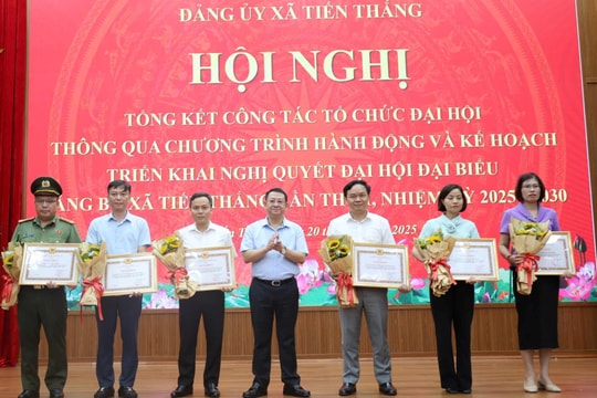 Xã Tiến Thắng khen thưởng 14 tập thể, cá nhân có thành tích trong công tác tổ chức Đại hội Đảng