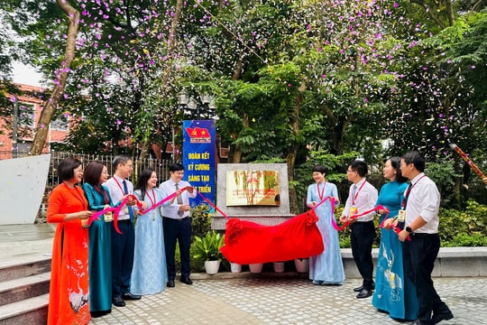 Gắn biển công trình Vườn hoa phường Kim Liên chào mừng Đại hội Đảng bộ phường