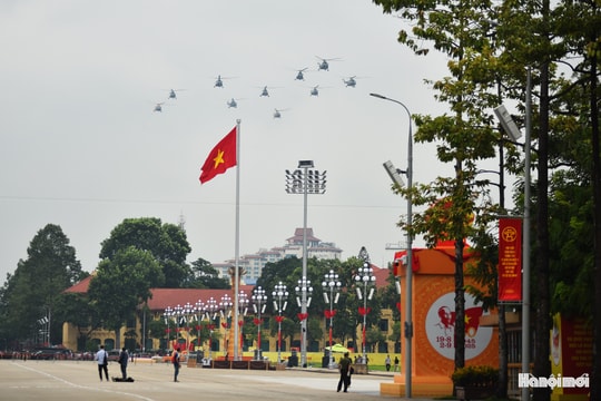 Ngắm biên đội trực thăng, vận tải cơ sơ duyệt nhiệm vụ A80 trên bầu trời Hà Nội