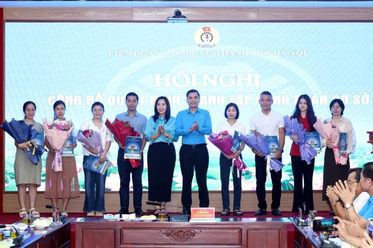 LĐLĐ TP Hà Nội trao quyết định thành lập 31 Công đoàn cơ sở