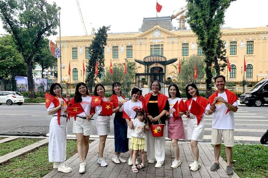 Cờ hoa rực rỡ, người Hà Nội náo nức hướng về ngày hội lớn