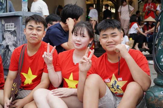 "Biển người" phủ kín vỉa hè đợi xem tổng hợp luyện diễu binh