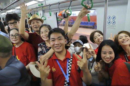 Tàu điện Hà Nội: Dòng người rợp sắc đỏ đổ về Ba Đình