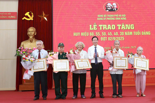 Phường Vĩnh Hưng trao Huy hiệu Đảng tặng 70 đảng viên dịp 2/9