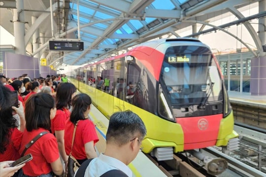 Hai tuyến đường sắt đô thị kín đặc người đi xem hợp luyện diễu binh, diễu hành