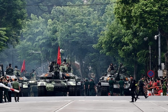 Các khối xe tăng, pháo tự hành, xe bánh xích trùng trùng tiến về điểm tập kết sẵn sàng Tổng hợp luyện